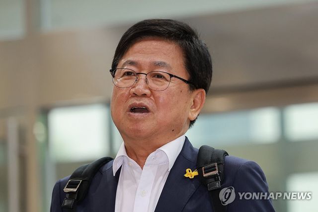 질문에 답하는 최교진 교육부 장관 후보자