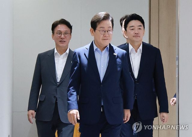 임시 국무회의 입장하는 이재명 대통령