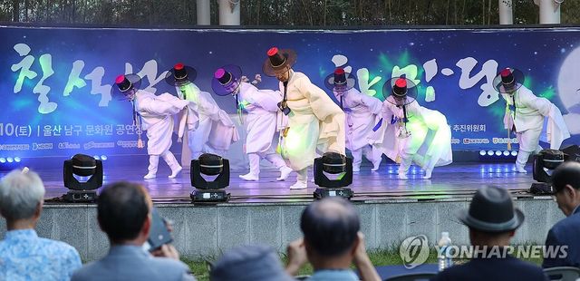 지난해 칠석날 한마당에서 펼쳐진 울산학춤 공연