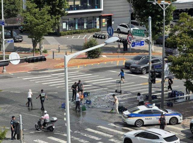 맥주병 치우는 시민들