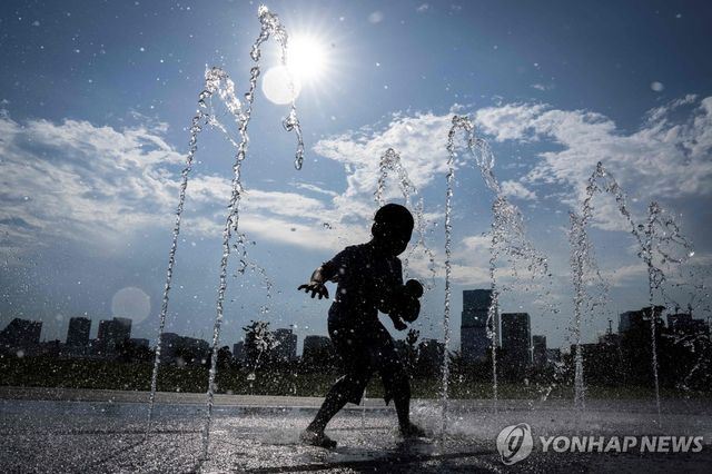 도쿄 분수에서 노는 어린이