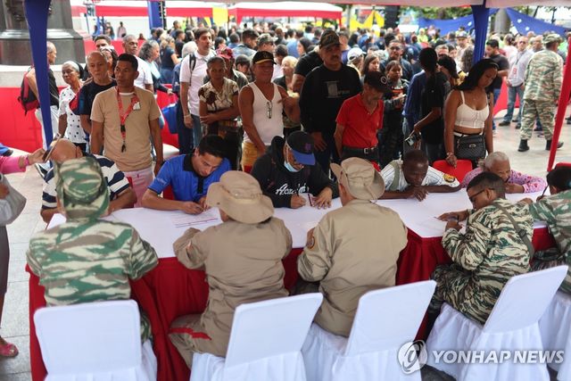 29일(현지시간) 베네수엘라 민병대 자원 대기 줄