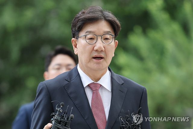 피의자 신분으로 특검 출석한 권성동 의원