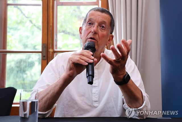 개인전 여는 앤서니 곰리, 영국대사관서 기자간담회