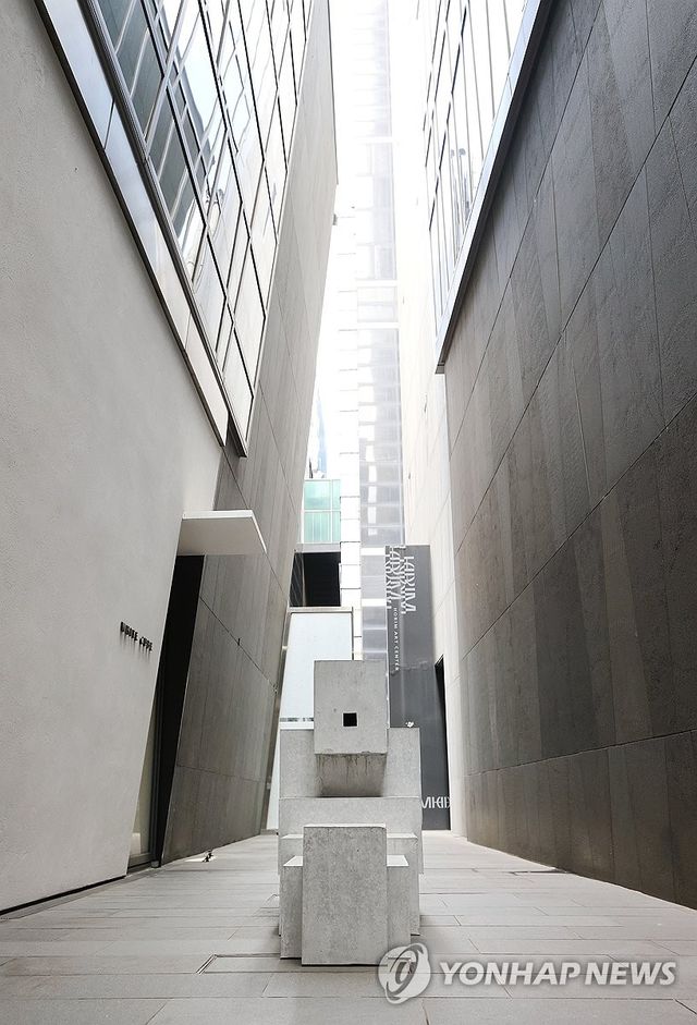 빌딩 사이에 설치된 앤서니 곰리의 작품