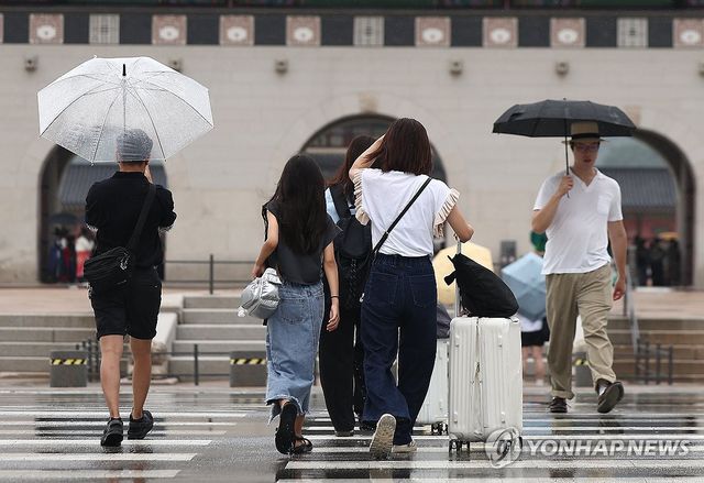 광화문에 내리는 소나기