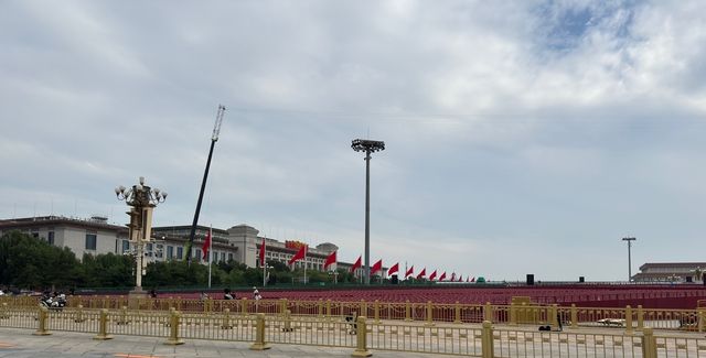 톈안먼광장 열병식 관람석과 적기(赤旗)