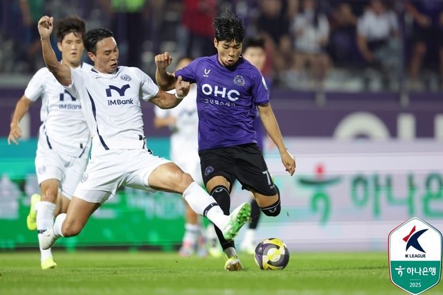 FC안양 공격수 채현우(오른쪽)