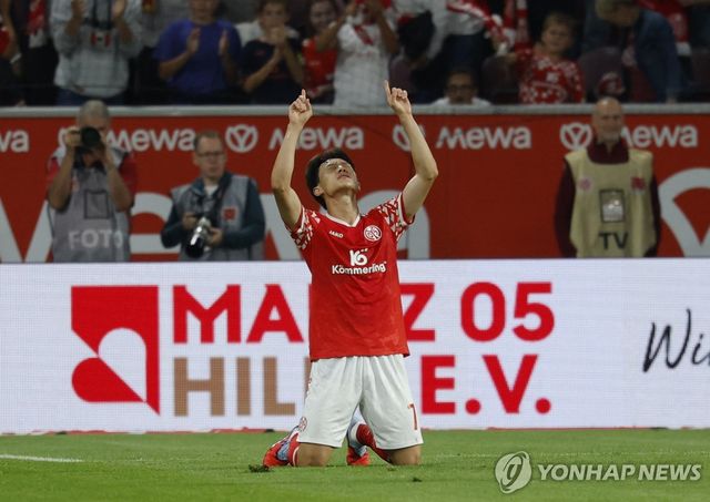 골 세리머니 하는 마인츠의 이재성.