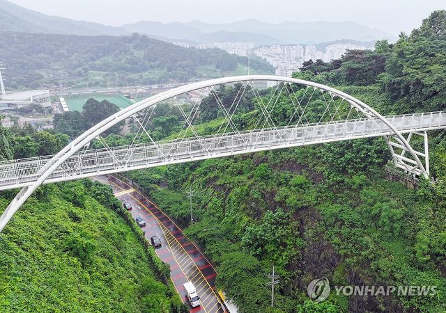추락 사고 잇따르는 광주 제석산 구름다리