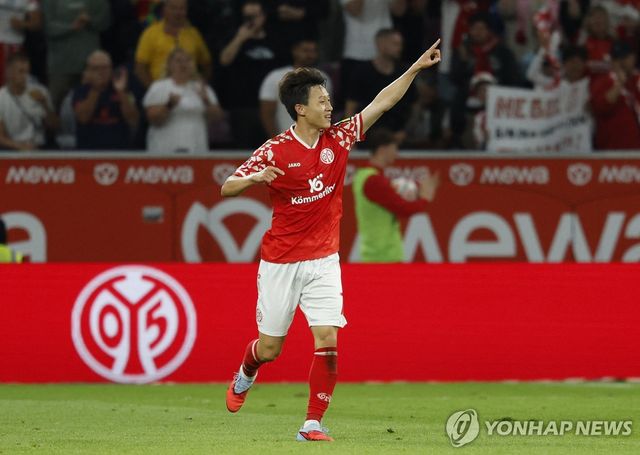 이재성의 골 세리머니 모습.