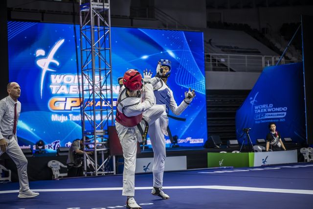 남자 68㎏급 정우혁(홍)의 경기 모습.