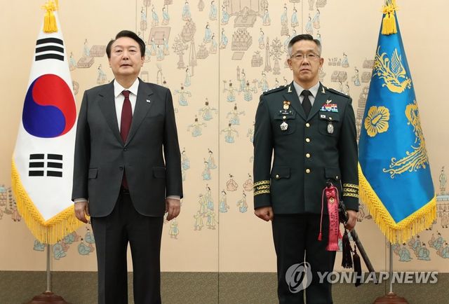 황유성 국군방첩사령관(왼쪽)과 기념촬영하는 윤 대통령