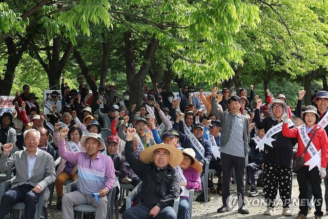 충남 부여·청양의 지천댐 건설을 찬성하는 수몰 예정지역 주민 300여명이 지난 5월 7일 청양 지천 까치내유원지에서 집회를 열고 댐 건설을 촉구하고 있다. [연합뉴스 자료사진]