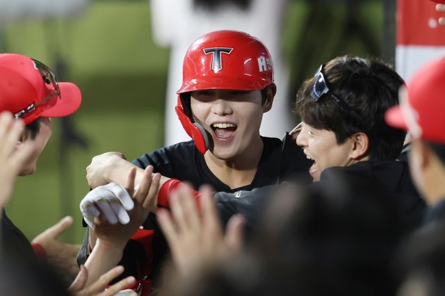 3점 홈런 치로 축하 받는 KIA 오선우 