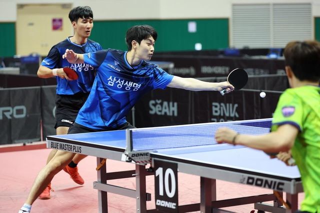 대통령기 남자일반부 복식 우승을 합작한 삼성생명의 조대성(앞)과 이상수