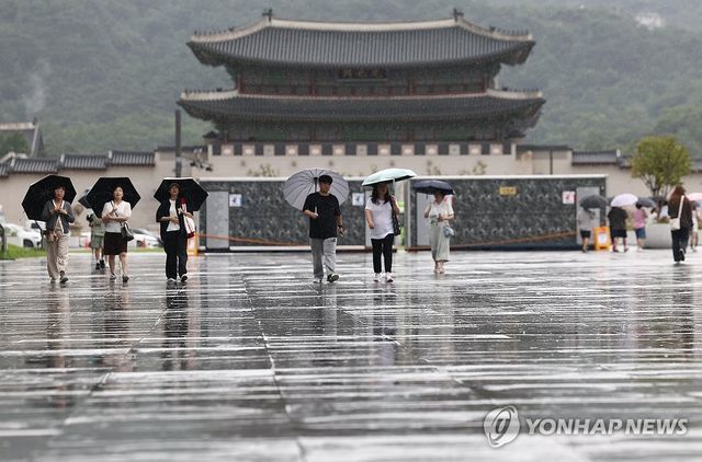 비 내리는 광화문광장