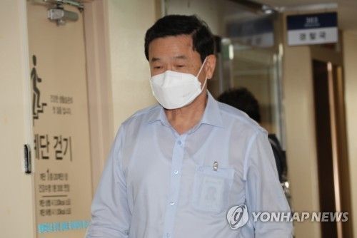 사무실 나오는 김순호 경찰국장 