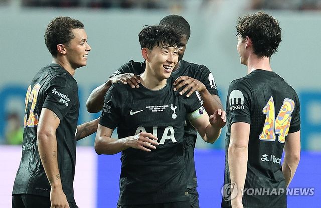 밝은 미소로 마지막 인사