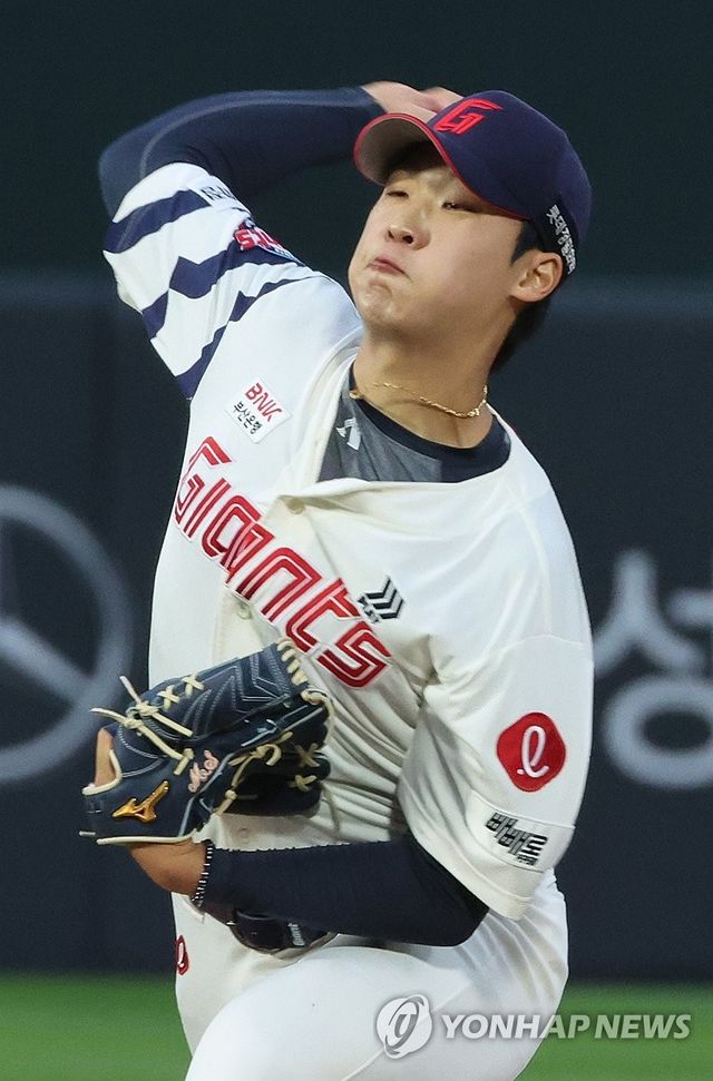 투구하는 롯데 선발 이민석