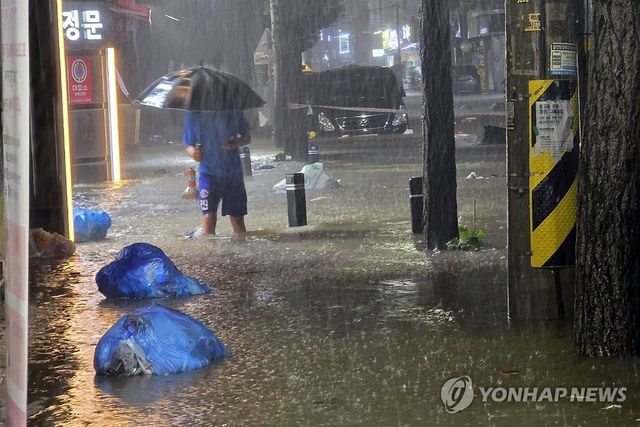 극한호우에 또 침수된 광주 북구 도심