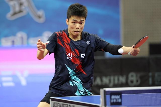 대통령기 남자일반부 단식 경기를 펼치는 상무의 임유노