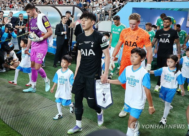 토트넘 고별전 입장하는 손흥민