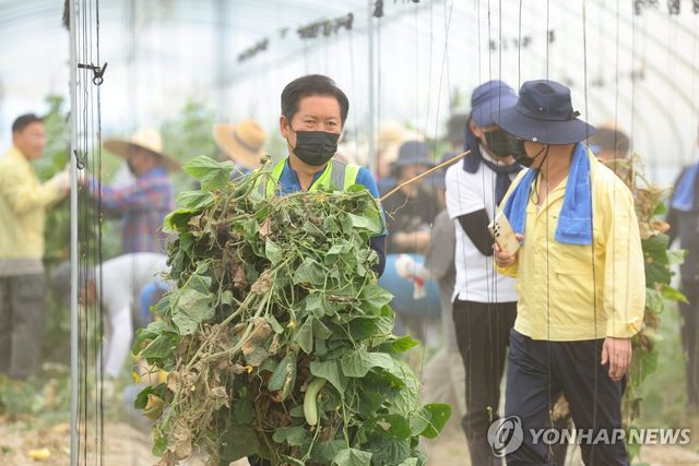 수해 농가 복구 돕는 정청래 당대표