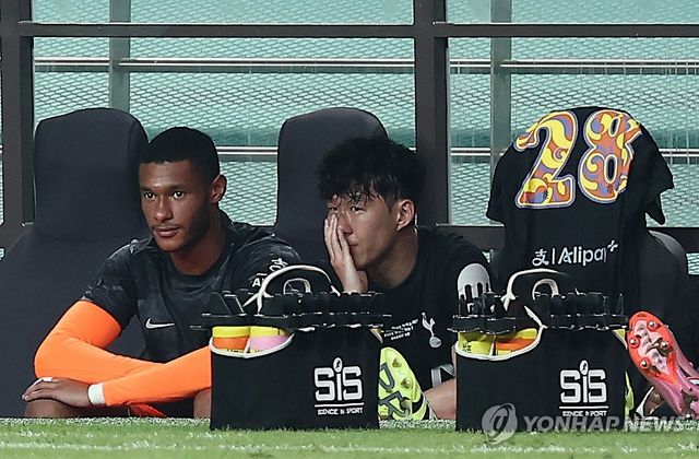 눈물 흘리는 손흥민