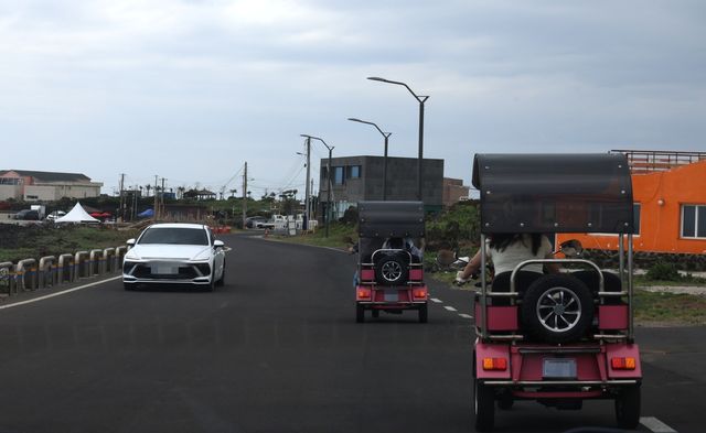 3일 제주시 우도면 도로에서 운행 중인 대여용 전기 삼륜차