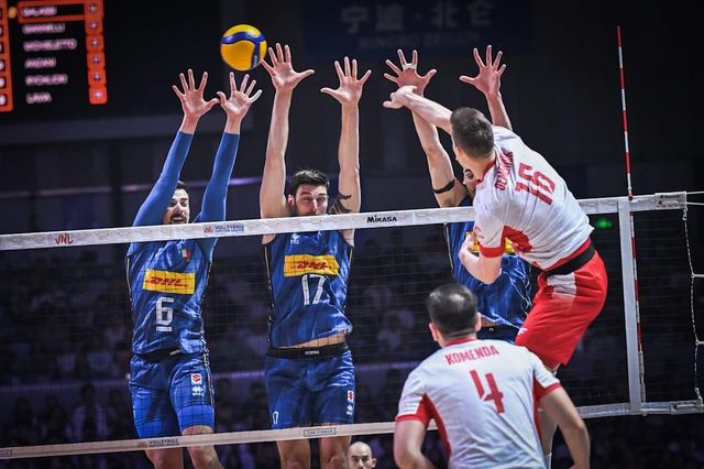 스파이크하는 폴란드의 세메니우크(16번)