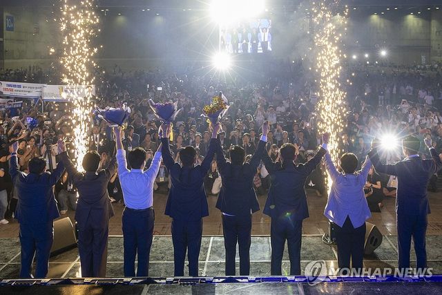 당원 향해 인사하는 정청래 신임 당대표