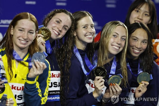 여자 혼계영 400ｍ에서 세계신기록을 세우고 세계선수권대회에서 우승한 미국 대표팀.