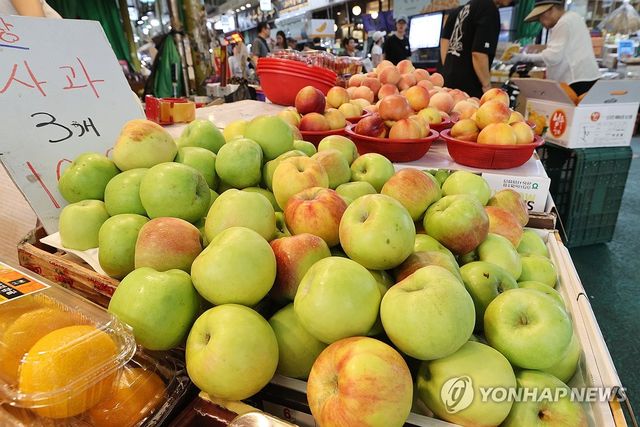 서울의 한 전통시장에 진열된 사과