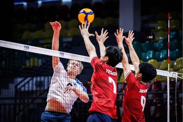 핀란드 공격 막아내는 한국 U-19 남자배구 대표팀 선수들