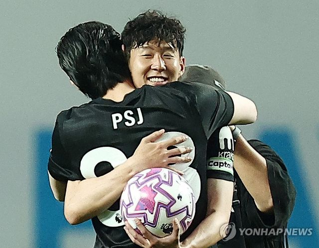 시축 마친 박서준과 포옹하는 손흥민