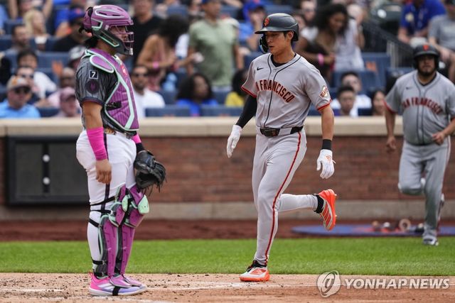 홈을 밟는 이정후