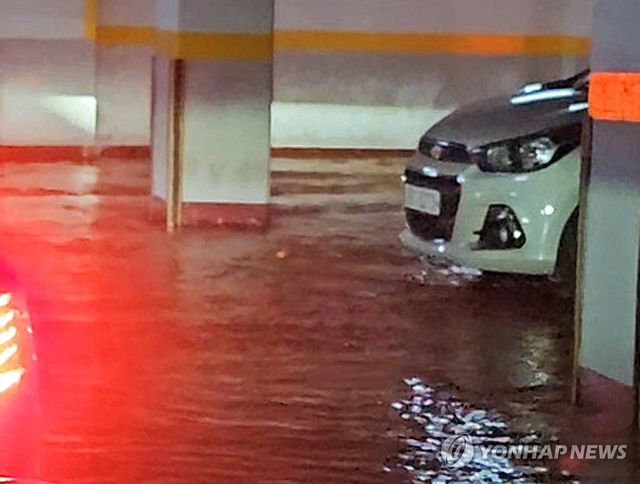 침수 피해 발생한 무안군 주차장