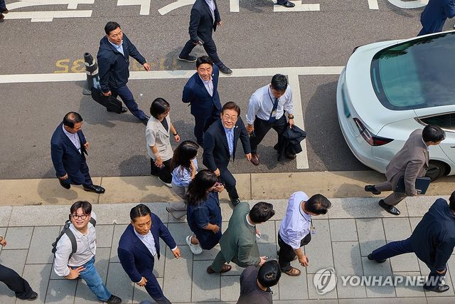 대통령실로 이동하는 이재명 대통령