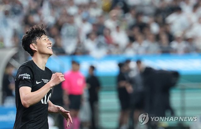 아쉬워하는 손흥민