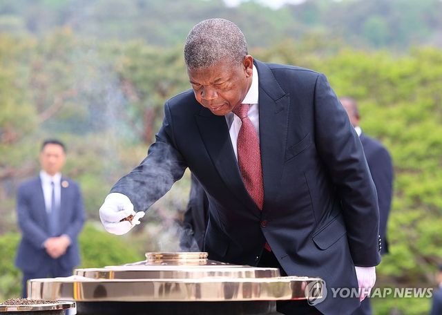 2024년 방한 중 현충원 찾은 주앙 로렌수 앙골라 대통령