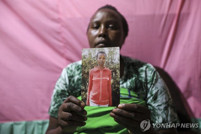 2012년 영국군에게 살해된 것으로 추정되는 아그네스 완지루의 사진