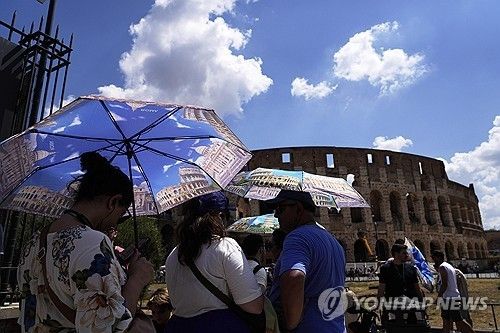 양산을 쓴 이탈리아 로마 관광객들 [AP=연합뉴스 자료사진] 