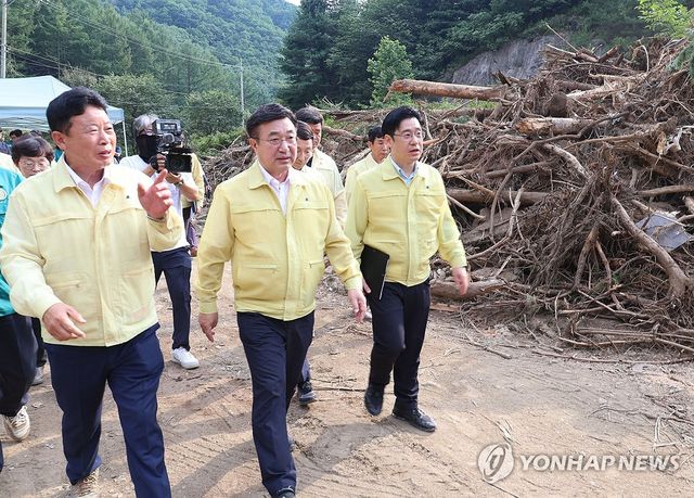 윤호중 장관, 집중호우 피해 복구현장 점검