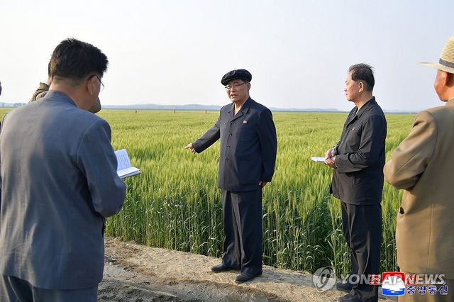 북한 박태성 내각 총리, 남칠농장 등 시찰