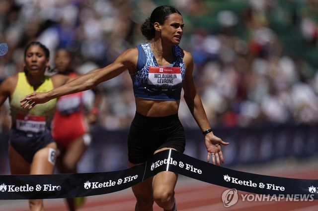 결승선 통과하는 매클로플린