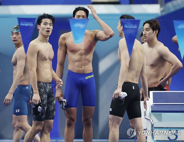 항저우 아시안게임에서 은메달을 딸 때의 한국 남자 혼계영 400m 대표팀.