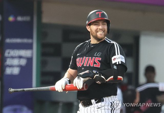 삼진당하고 실소하는 오스틴