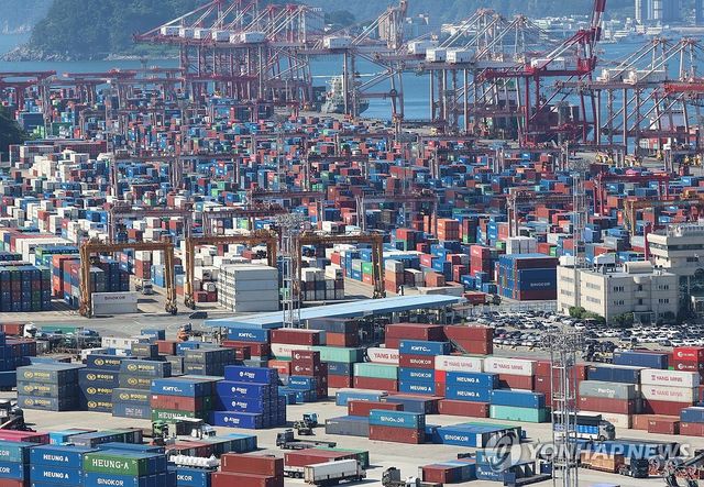 컨테이너가 쌓여 있는 부산항 신선대부두