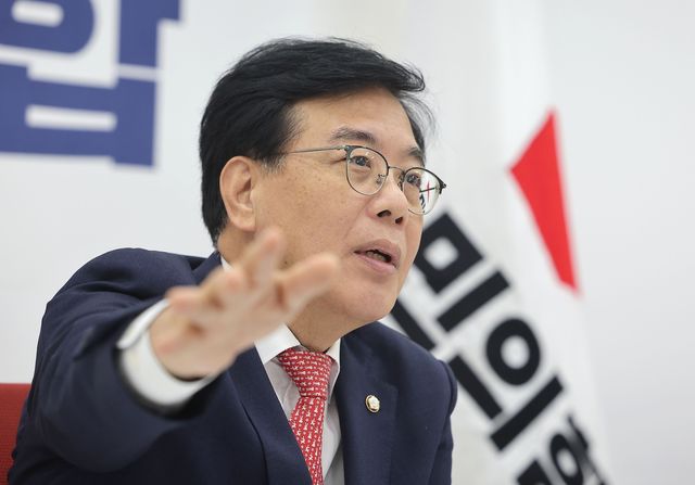 연합뉴스와 인터뷰하는 국민의힘 송언석 원내대표